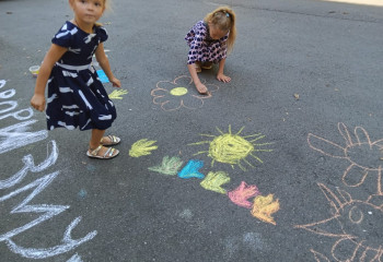 31.08.Юдановский СДК. Дети рисуют на асфальте рисунки на тему: «НЕТ терроризма»